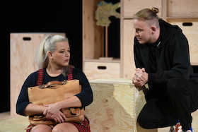 Ein deutsches Mädchen – Landestheater Schwaben – Mirko Böttcher zeigt mit Heidi Benneckensteins Bestseller Kindheit, Jugend und Ausstieg aus einer Neonazi-Biographie