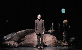 Der Reisende – Landestheater Schwaben – Kathrin Mädler erzählt mit dem Roman von Ulrich Alexander Boschwitz von der Banalität des Bösen