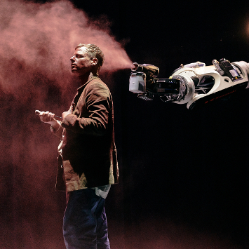 Liliom – Salzburger Festspiele – Kornél Mundruczó verlegt Franz Molnárs rührendes Stück vom prügelnden Rummelplatz-Idol in die feministische Gegenwart