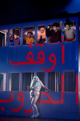 Hass-Triptychon. Wege aus der Krise – Wiener Festwochen – Ersan Mondtag und Sibylle Berg erkunden die Welt der Hass-Trolle