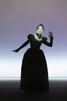 Mary Said What She Said – Wiener Festwochen – Robert Wilson lässt Isabelle Huppert als Maria Stuart tanzen