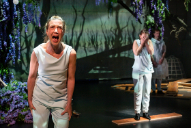 Bovary, ein Fall von Schwärmerei – Staatstheater Augsburg – Nicole Schneiderbauer inszeniert Ivana Sajkos Fortschreibung des Flaubert-Romans