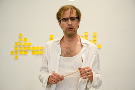 Der Mitarbeiter. Tagebuch eines Wahnsinnigen – Staatstheater Augsburg – André Bücker liefert Gogols Antihelden per VR nach Hause