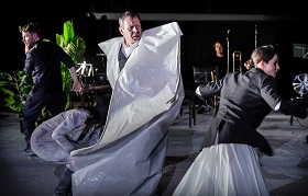 Jedermann (stirbt) – Deutsches Theater Berlin – Der georgische Regisseur Data Tavadze löst Ferdinand Schmalz' Hofmansthal-Bearbeitung in Melancholie auf