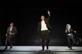 düsterer spatz am meer / hybrid (america) – Theater Bremen – Armin Petras besichtigt mit seinem Autoren-Alter Ego Fritz Kater den Niedergang des amerikanischen Traums