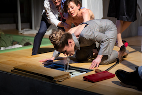 Der Würgeengel – Theater Freiburg – Mit ihrer Adaption des Films von Luis Buñuel entdeckt Blanka Rádóczy das absurde Theater neu