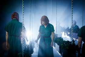 Der Susan-Effekt – Badisches Staatstheater Karlsruhe – Melanie Mederlind hetzt ein Greta Thunberg-Double auf Peter Høegs Arche der Eliten