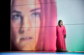 Die neuen Todsünden – Badisches Staatstheater Karlsruhe – Anna Bergmann reflektiert mit sieben Kurzdramen internationaler Autorinnen über das Böse in der Gesellschaft