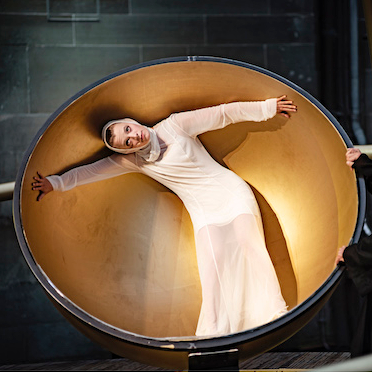 Hermann der Krumme oder die Erde ist rund – Theater Konstanz – Mit einem Stück aus eigner Feder verabschiedet sich Christoph Nix bei den Münsterplatz-Festspielen von seiner Intendanz