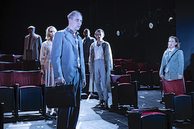 Jeder stirbt für sich allein – Theater Konstanz – Schirin Khodadadian inszeniert zum Intendanzstart von Karin Becker Falladas großes Widerstandspanaroma