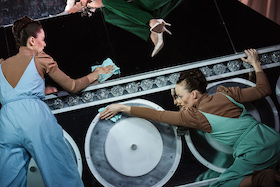 Bataillon – Nationaltheater Mannheim – Enis Macis Stück mit Swarovski-Panzer uraufgeführt von Marie Bues