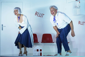 Blaue Stille – Landestheater Schwaben – Sapir Heller inszeniert die Uraufführung von Maya Arad Yasurs neuem Stück 