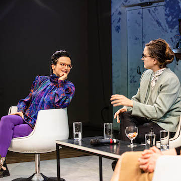 Das Werk – Kosmos Theater Wien – Claudia Bossards bissig-spaßiger Vorstoß mit Elfriede Jelineks Anklage gegen den Raubbau an der Natur