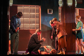 Hexenjagd – Berliner Ensemble – Mateja Koležnik zeigt Arthur Millers Parabel-Stück mit großem Ensemble im Guckkasten