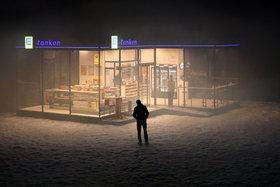 Unsere Zeit – Residenztheater München – Simon Stone nutzt Motive von Ödön von Horváth für eine breite Zeitdiagnose