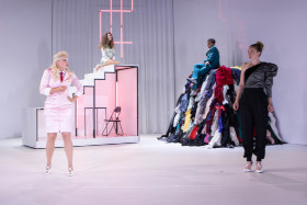 Der Geldkomplex – Theater Münster – Max Claessen bringt den Text der selbst bezeichneten Wirtschaftsdramatikerin Felicia Zeller auf die Bretter