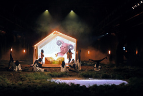 Bählamms Fest – Ruhrtriennale – Dead Centre zeigen Olga Neuwirths und Elfriede Jelineks Musiktheater nach Leonora Carrington in einer Hütte des Horrors