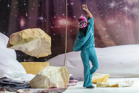 Cascade – ImPulsTanz, Wien – Meg Stuart und ihre Gruppe Damaged Goods vertreiben die Zeit aus weichen Bühnengefilden