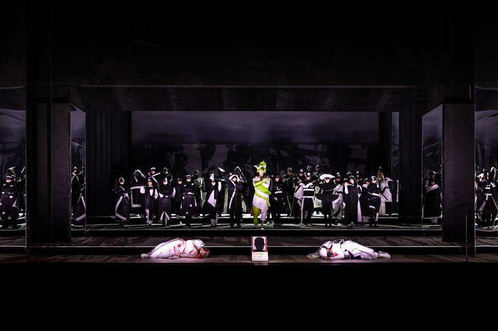 DonCarlos4 1200 DaraHobbs MatthewVickersvorne HansGebhardt Chor Extrachor c ChristinaIberl