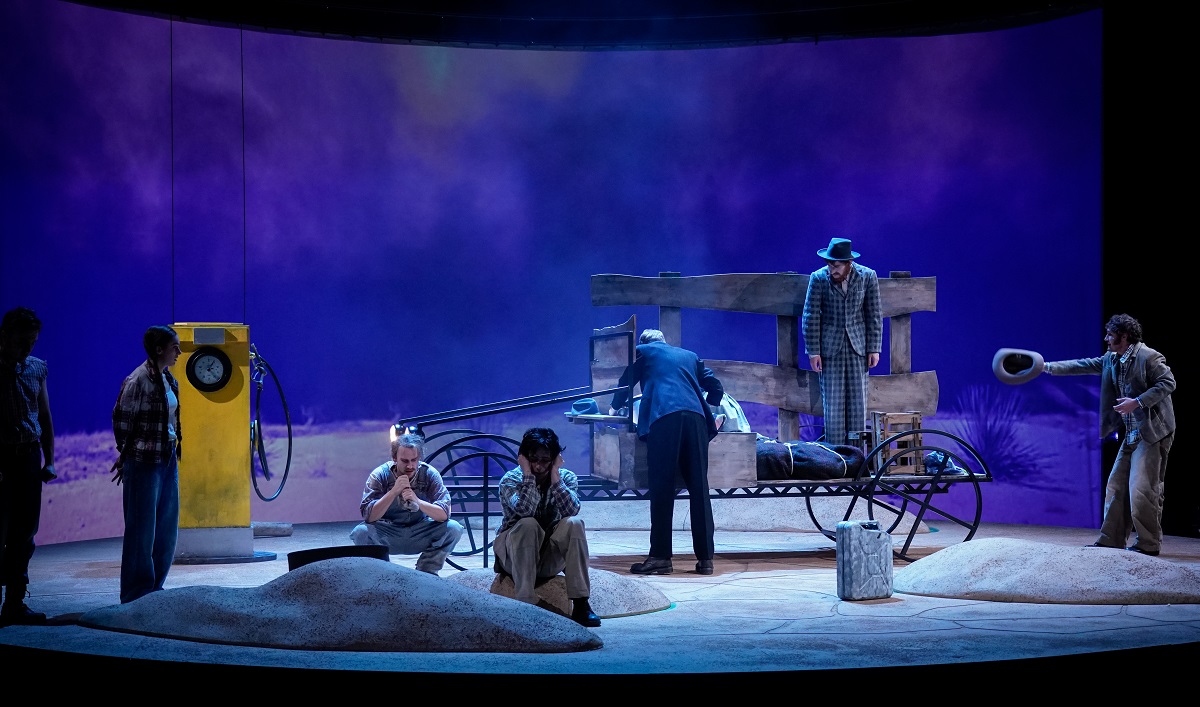 Fr&uuml;chte des Zornsnach dem Roman von John SteinbeckRegie Max LindemannB&uuml;hne Marlene LockemannKost&uuml;me Eleonore Carri&egrave;reMitarbeit B&uuml;hne Sina MantheyMusik Sonja DeffnerBeleuchtung David J&auml;kelDramaturgie Anouk KesouRegieassistenz Malin KrausB&uuml;hnenbildassistenz Ellen Sch&auml;ferKost&uuml;massistenz Jonas KonradTom Joad Max PoertingJim Casy Lorenz HochhuthVater Joad Lukas Darnst&auml;dtMutter Joad Anne SteinGro&szlig;mutter Joad Henriette NagelAl Joad Julian GutmannJohn Joad Alexandros KoutsoulisRose Joad Ruth BohsungConnie Rivers Kjell BrutscheidtPremiere am 04. Dezember 2024, M&uuml;nchner VolkstheaterCopyright by Arno DeclairBirkenstr. 13b10559 Berlin+49 (0)172 400 85 84arno@iworld.deKonto 600065 208 Blz 20010020 Postbank Hamburg IBAN/BIC : DE70 2001 0020 0600 0652 08 / PBNKDEFFVer&ouml;ffentlichung honorarpflichtig!Mehrwertsteuerpflichtig 7%   USt-ID DE 273950403St.Nr. 34/257/00024       FA Berlin Mitte/Tiergarten