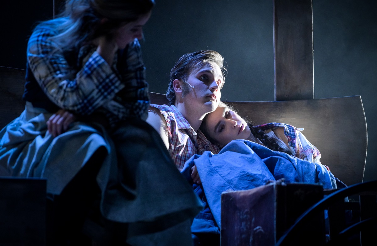 Fr&uuml;chte des Zornsnach dem Roman von John SteinbeckRegie Max LindemannB&uuml;hne Marlene LockemannKost&uuml;me Eleonore Carri&egrave;reMitarbeit B&uuml;hne Sina MantheyMusik Sonja DeffnerBeleuchtung David J&auml;kelDramaturgie Anouk KesouRegieassistenz Malin KrausB&uuml;hnenbildassistenz Ellen Sch&auml;ferKost&uuml;massistenz Jonas KonradTom Joad Max PoertingJim Casy Lorenz HochhuthVater Joad Lukas Darnst&auml;dtMutter Joad Anne SteinGro&szlig;mutter Joad Henriette NagelAl Joad Julian GutmannJohn Joad Alexandros KoutsoulisRose Joad Ruth BohsungConnie Rivers Kjell BrutscheidtPremiere am 04. Dezember 2024, M&uuml;nchner VolkstheaterCopyright by Arno DeclairBirkenstr. 13b10559 Berlin+49 (0)172 400 85 84arno@iworld.deKonto 600065 208 Blz 20010020 Postbank Hamburg IBAN/BIC : DE70 2001 0020 0600 0652 08 / PBNKDEFFVer&ouml;ffentlichung honorarpflichtig!Mehrwertsteuerpflichtig 7%   USt-ID DE 273950403St.Nr. 34/257/00024       FA Berlin Mitte/Tiergarten