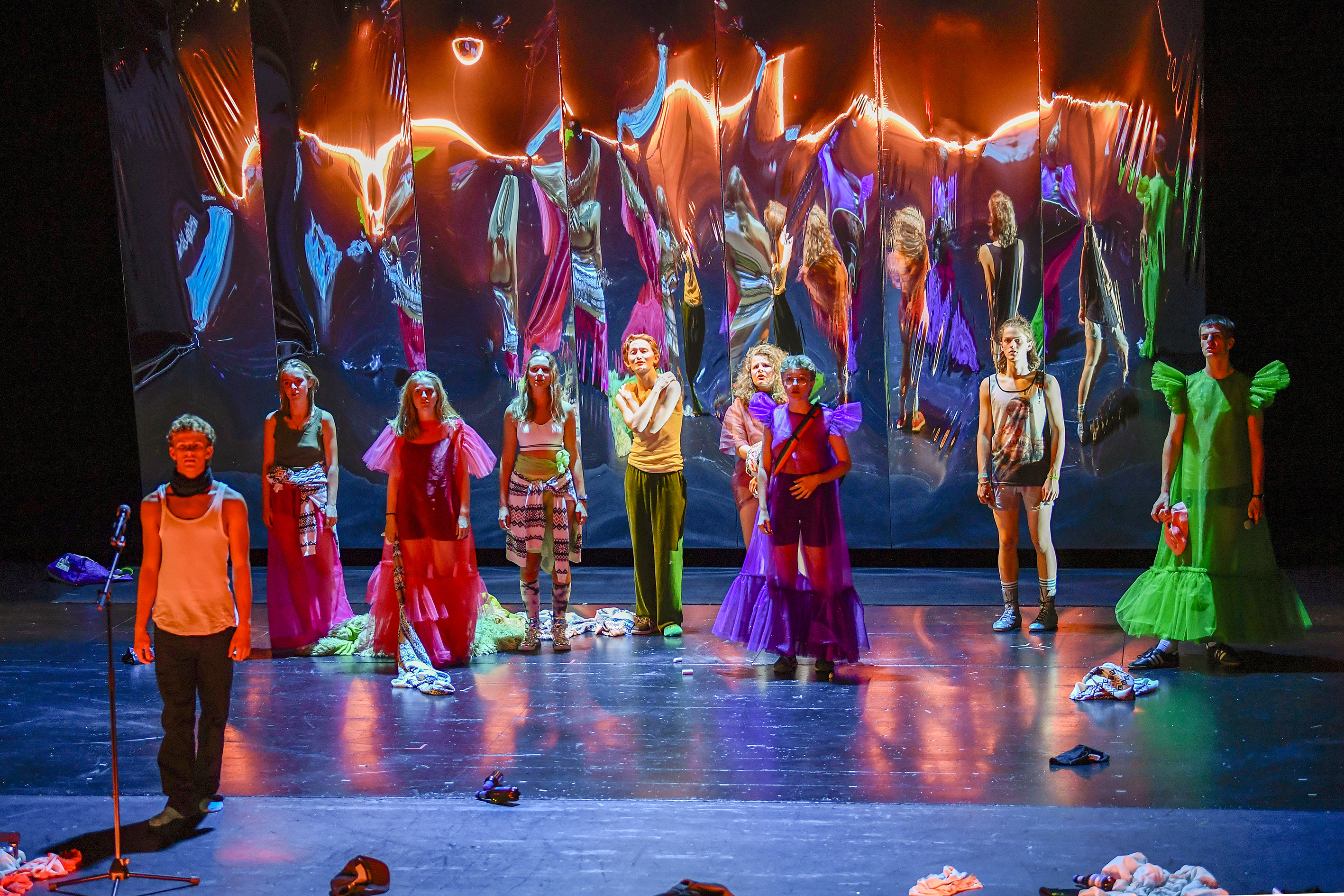 Staatsschauspiel DresdenB&uuml;rger:B&uuml;hneSpielzeit 2023/24Kleines Haus 1Premiere 08.09.2023Peer Gynteine Produktion der B&uuml;rger:B&uuml;hne mit Dresdner Jugendlichen auf einem Trip in den Sozialen Mediennach Henrik Ibsenin einer Fassung von Joanna Praml und Dorle TrachternachMit:Henrike Herz, Konrad Neidhardt, Alma Orlam&uuml;nder, Anton Petzold, Moritz Rogner, Antonia Roschig, Joshua Samaga, Peer Samuelsson, Luisa Wiesener, Eva-Lotta WuttkeRegie und Text: Joanna PramlText: Dorle TrachternachAusstattung: Inga TimmMusik: Hajo Wiesemann