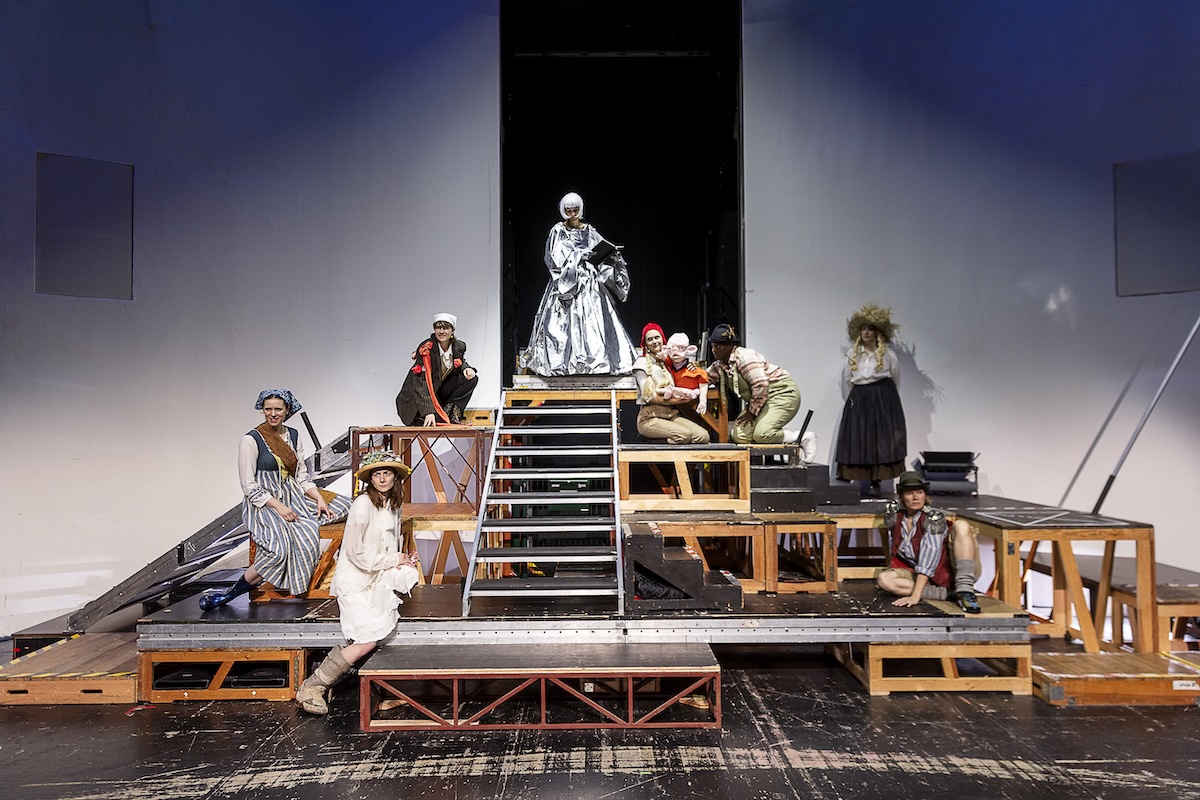  Autor:innenTheaterTage 202511. bis 21. Juni am Deutschen Theater BerlinDie Lange Nacht der Autor:innen, Atelier WittRegieteam und Besetzung:Regie und Musik: Florian HeinB&uuml;hne: Jakob GerberKost&uuml;m: Katharina AchterkampDramaturgie: Lilly BuschLicht: Matthias VogelAutorin: Josephine WittMIT Lisa Birke Balzer, Daria von Loewenich, Mercy Dorcas Otieno, Mathilda Switala (DT Ensemble), Amy Benkenstein, Cutter Constantin Dendl, Mareike Hein, Jette Kupke (Spieler:innen DT Jung*)