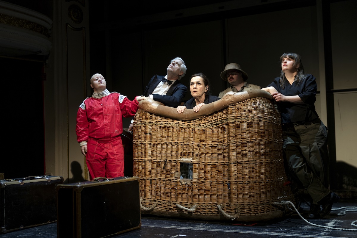 Autor:innenTheaterTage 202511. bis 21. Juni am Deutschen Theater BerlinDie Lange Nacht der Autor:innenDT Atelier plus, DT und RambaZamba TheaterRegieteam und Besetzung:Regie: Jacob H&ouml;hneB&uuml;hne: Arite L&ouml;cherKost&uuml;m: Nicole TimmMusik: Moritz Ilmer, Moritz H&ouml;hne Dramaturgie: Joy von Wienskowski, Karla M&auml;derLicht: Matthias VogelAutor:innen: Zora Schemm, Nele Winkler, Moritz H&ouml;hne, Franziska Kleinert  und Anil MerickanMIT Peter-Ren&eacute; L&uuml;dicke, Ulrich Matthes, Almut Zilcher (DT Ensemble), Juliana G&ouml;tze, Zora Schemm, Jonas Sippel, Moritz H&ouml;hne &ndash; Live Musik (Spieler:innen RambaZamba)