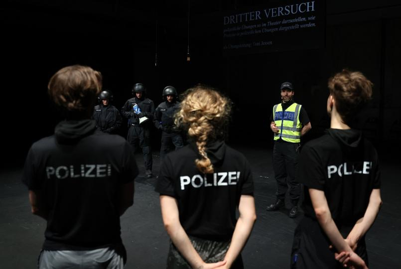 CrowdControl1 Dorothea Tuch