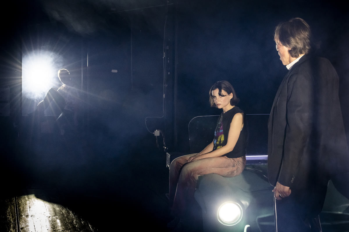 Trommeln in der Nacht1 1200 Joerg Brueggemann Ostkreuz