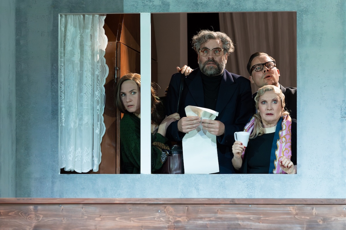 Staatstheater CottbusTESLA, DIE SPREE UND DER KIRSCHGARTENfuture 1/i hurt myself von Fritz Kater (Urauff&uuml;hrung)Nach Motiven von Anton Tschechows &bdquo;Der Kirschgarten&ldquo;Szenenfoto mit (v.l.n.r.): Ariadne Pabst (Charlotta), Gunnar Golkowski (Michael), Susann Thiede (Ranewskaja) und (dahinter) Ferdinand Lehmann (Lopachin) Foto: &copy; Bernd Sch&ouml;nberger