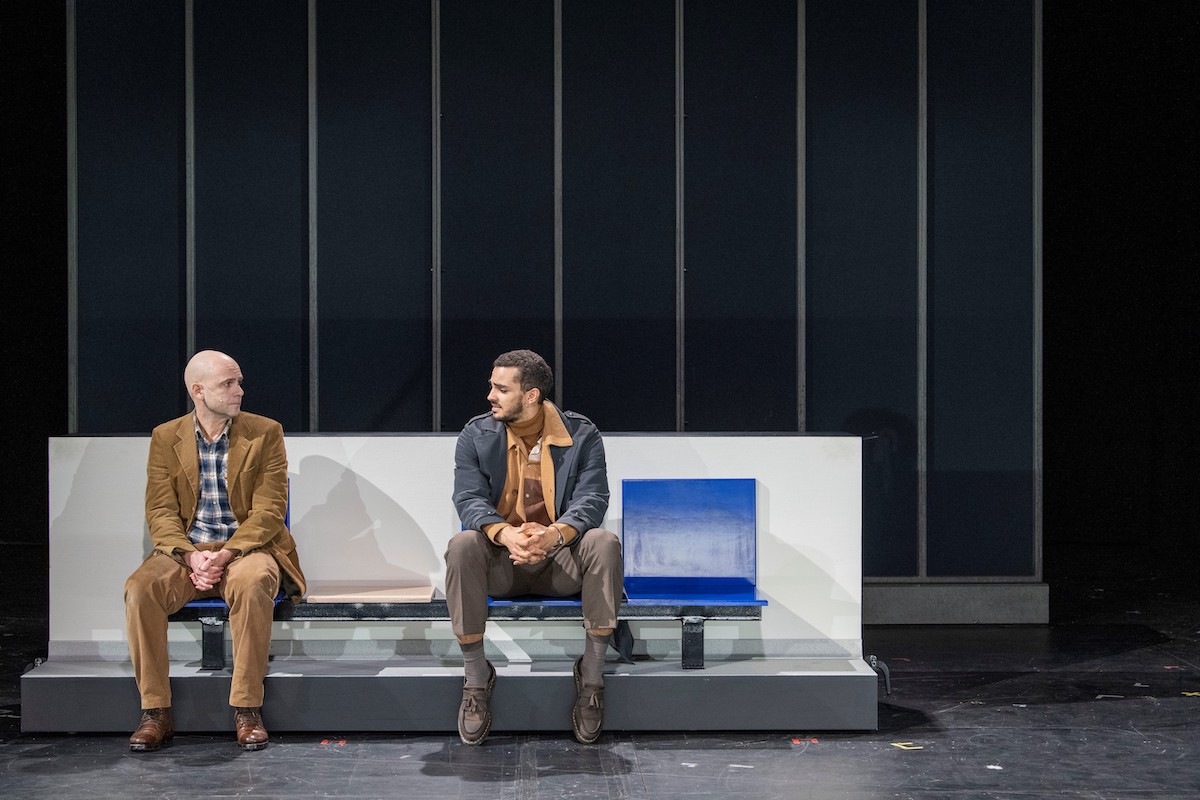 Aus dem Schatten: Thiaroyevon Alexandra BadeaRegie: Poutiaire Lionel Som&eacute; Regie & Video: Poutiaire Lionel Som&eacute;B&uuml;hne: Marion SchindlerKost&uuml;me: Julia SimmenMusik: Abdoul Kader Traor&eacute;Licht: Michael G&ouml;&ouml;ckDramaturgie: Nina R&uuml;hmeier Foto: Thilo Beu