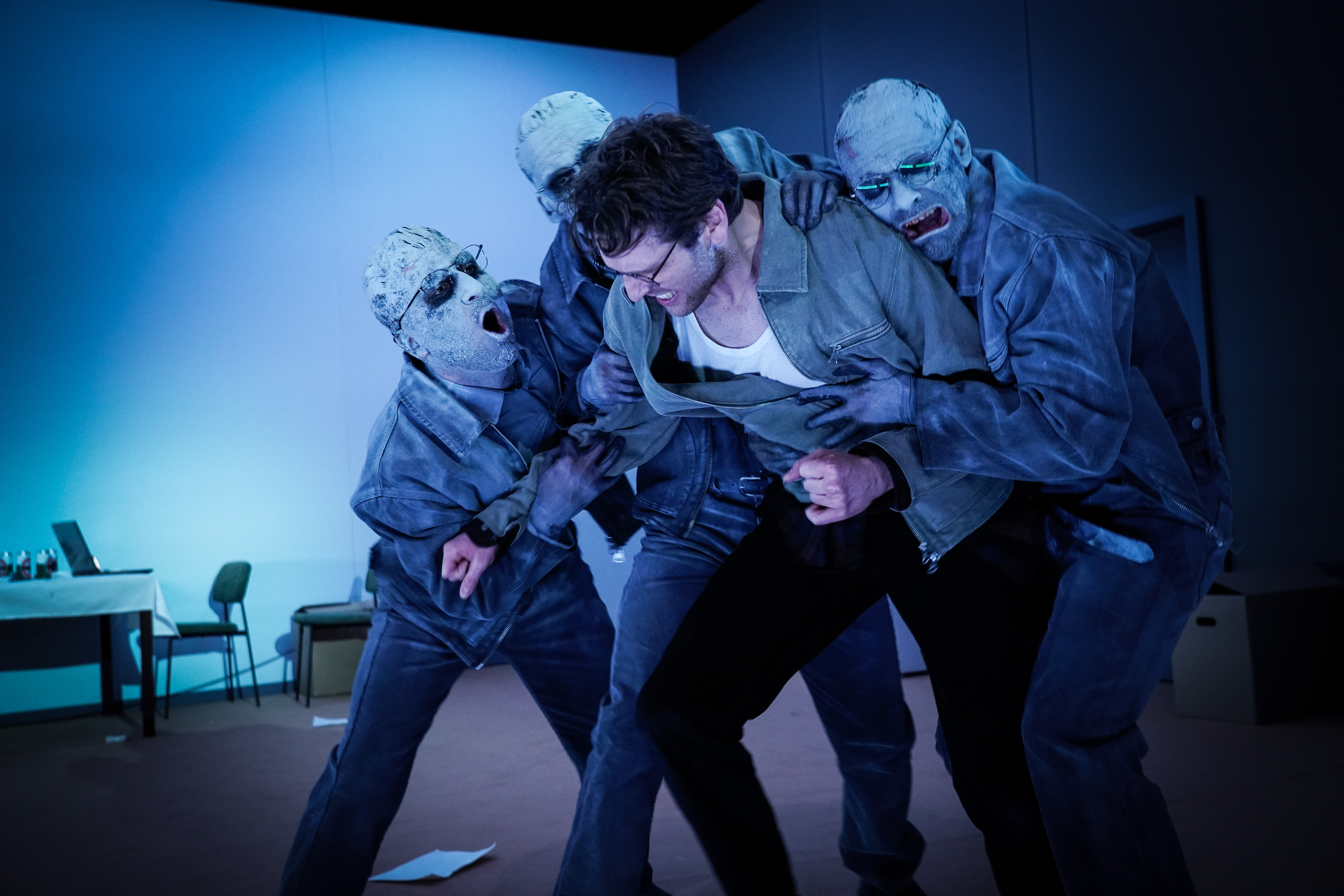 Trauer Ding mit Federn 1 CArno Declair u