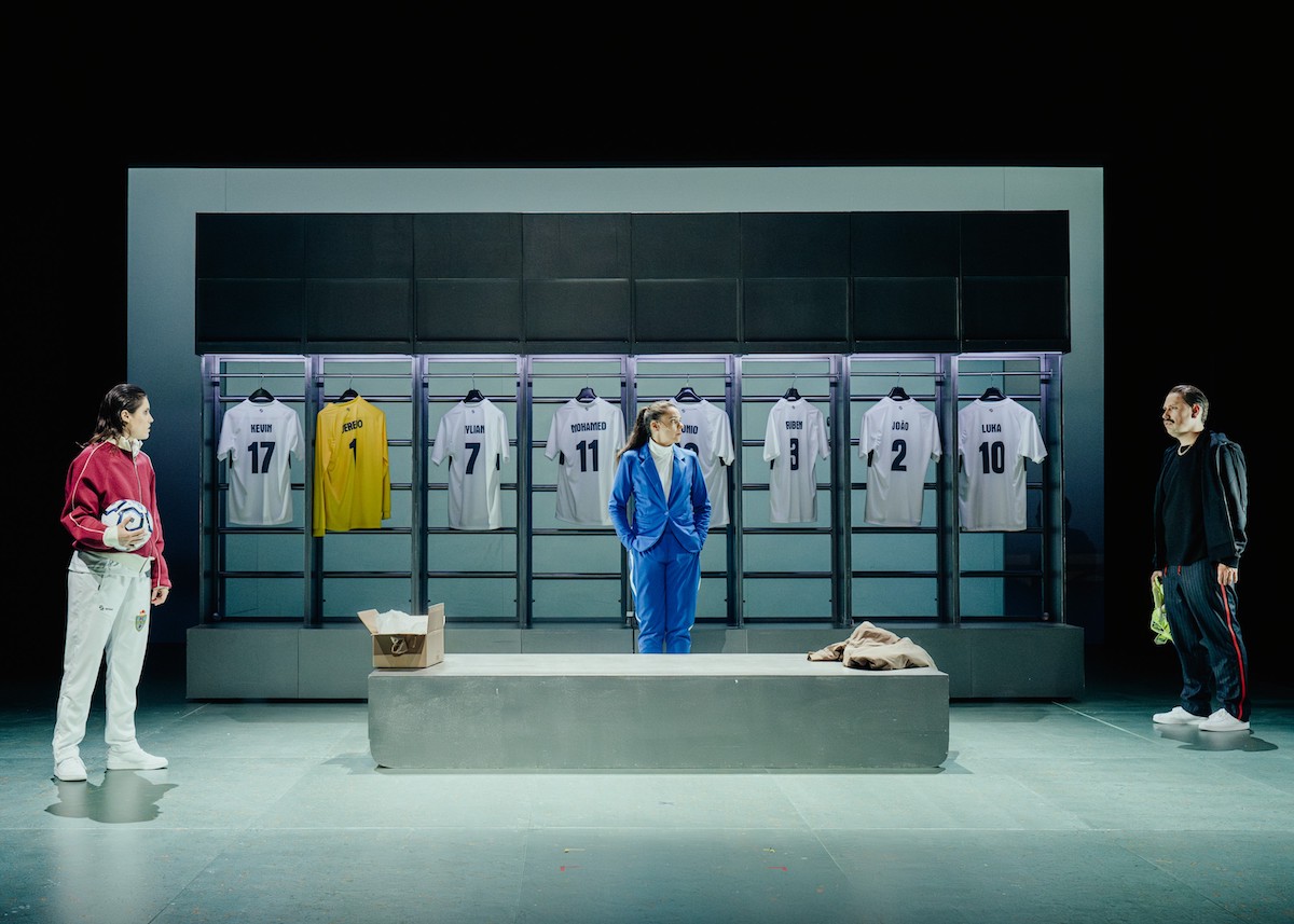 FC Prinz Homburg: Tr&auml;ume und Handgemengesehr frei nach Heinrich von Kleistvon Amir Reza Koohestani und Mahin SadriUrauff&uuml;hrung Inszenierung: Amir Reza KoohestaniB&uuml;hne: Mitra NadjmabadiKost&uuml;me: Gabriele RupprechtVideo: Phillip HohenwarterSounddesign: Matthias PeykerLicht: Steffen HilbrichtDramaturgie: Hannah StollmayerVermittlung: Rebecca RascheRegieassistenz: Marvin Mohrhardt, Vincent Schlarbaum, Leonard HeepKost&uuml;massistenz: Janine SchwindB&uuml;hnenbildhospitanz: Anna Haufe Auf dem BildTabea Buser, Sandrine Zenner, Lasse Boje Haye Weber Foto: Maximilian Borchardt