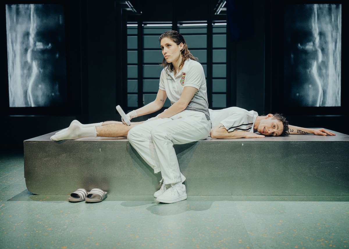 FC Prinz Homburg: Tr&auml;ume und Handgemengesehr frei nach Heinrich von Kleistvon Amir Reza Koohestani und Mahin SadriUrauff&uuml;hrung Inszenierung: Amir Reza KoohestaniB&uuml;hne: Mitra NadjmabadiKost&uuml;me: Gabriele RupprechtVideo: Phillip HohenwarterSounddesign: Matthias PeykerLicht: Steffen HilbrichtDramaturgie: Hannah StollmayerVermittlung: Rebecca RascheRegieassistenz: Marvin Mohrhardt, Vincent Schlarbaum, Leonard HeepKost&uuml;massistenz: Janine SchwindB&uuml;hnenbildhospitanz: Anna Haufe Auf dem BildTabea Buser, Timur Frey Foto: Maximilian Borchardt