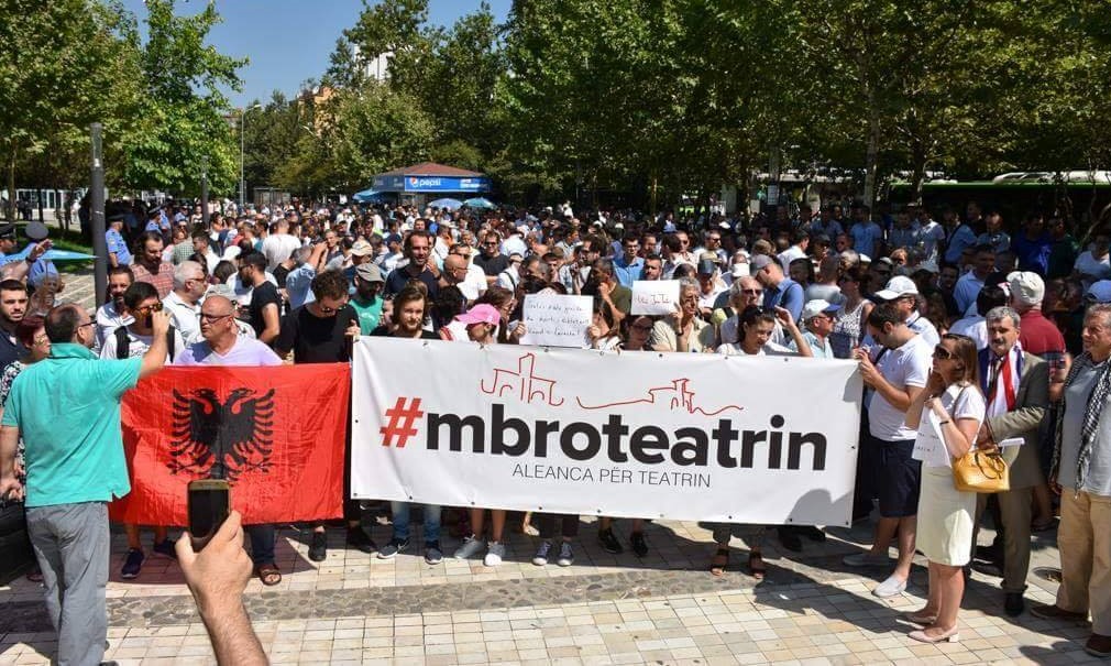 Proteste Nationaltheater Albanien5 560 Loreta Cuka