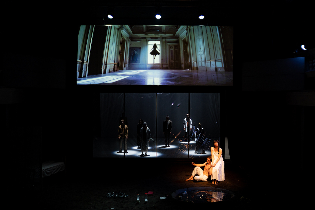 4 DSTT Ida Jarscek Gaza vor dem Spiegel