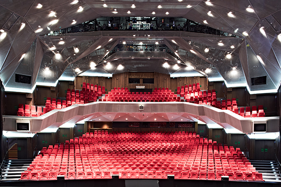 Staatstheater Darmstadt Groer Saal 560 Michael Hudler u CC BY SA 3